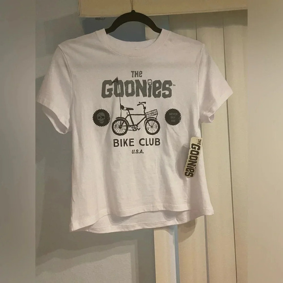 *NWT* The Goonies: Kids The Goonies Bike Club Never Say Die Text Youth T-Shirt - Picture 1 of 3